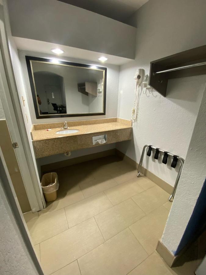 Super 8 By Wyndham Houston Hobby Airport South Otel Dış mekan fotoğraf